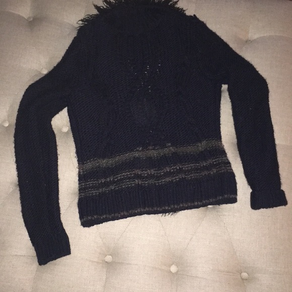 Free People sweater with faux fur trim. - Picture 6 of 6